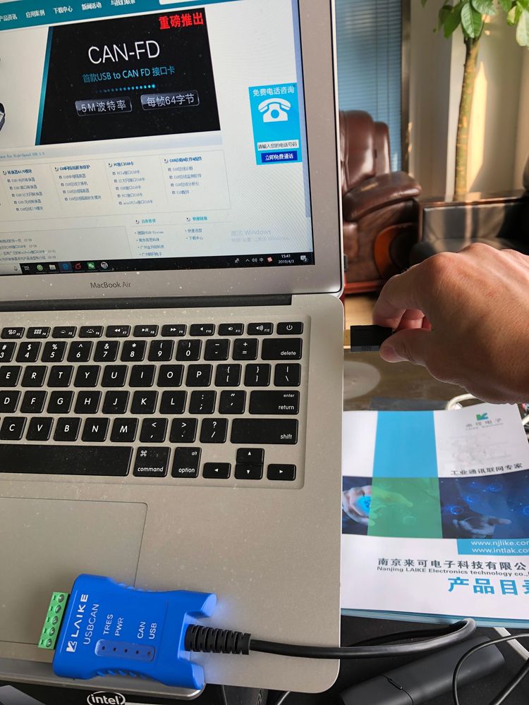 将USB接口CAN卡的USB口插入电脑的USB接口